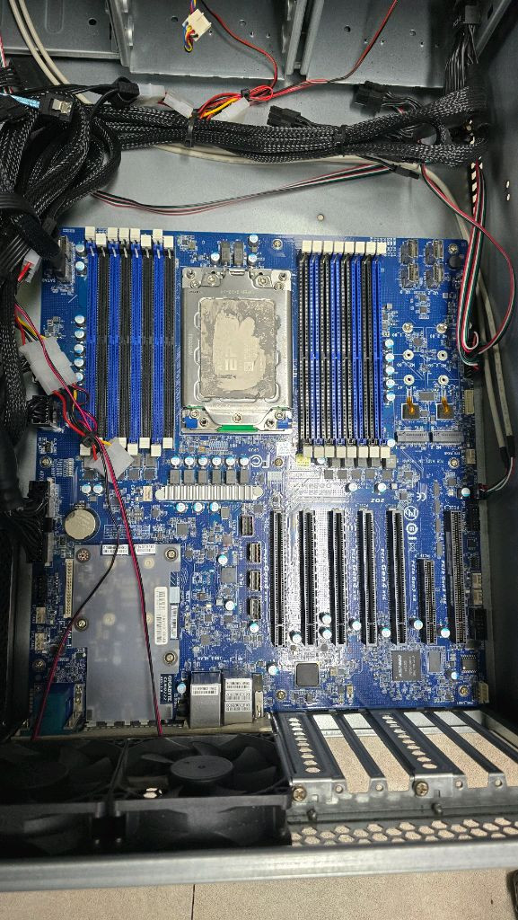에픽 EPYC 7261 MZ32-AR0 CLN0222 1250W 이미지