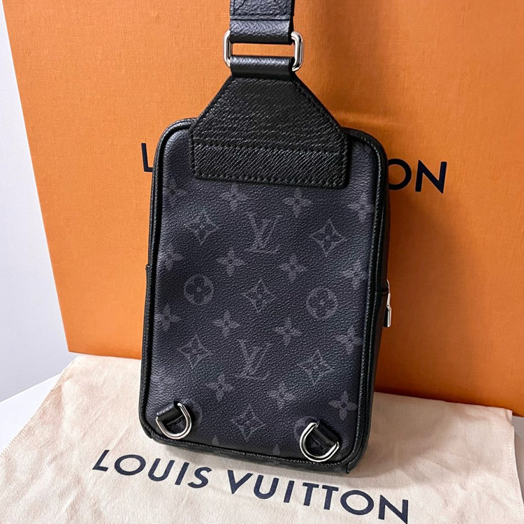 [S급/정품] 루이비통 아웃도어 슬링백 가방 모노그램 이클립스--3