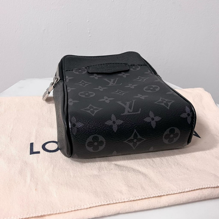 [S급/정품] 루이비통 아웃도어 슬링백 가방 모노그램 이클립스--5