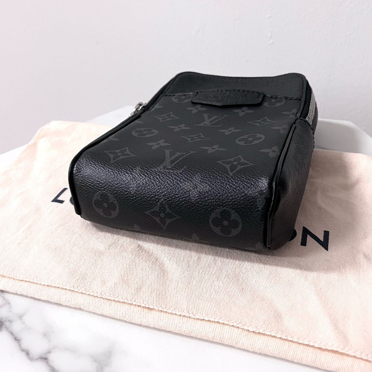 [S급/정품] 루이비통 아웃도어 슬링백 가방 모노그램 이클립스--6