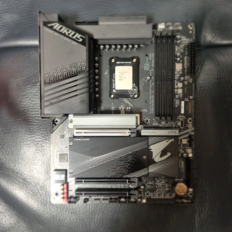 Z790 게이밍 메인보드 + i7 CPU 세트 팝니다 - 안심되는 중고거래