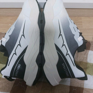 새상품입니다 트레킹화 265