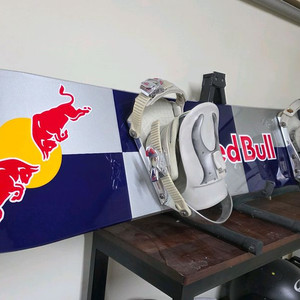 레드불 커스텀 버즈런 스노우보드 155cm +바인딩 세트팝니다