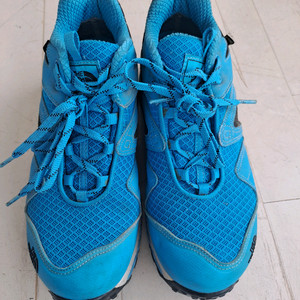 노스페이스 등산화입니다