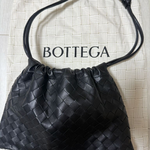 보테가 베네타 파우치백 미듐 블랙