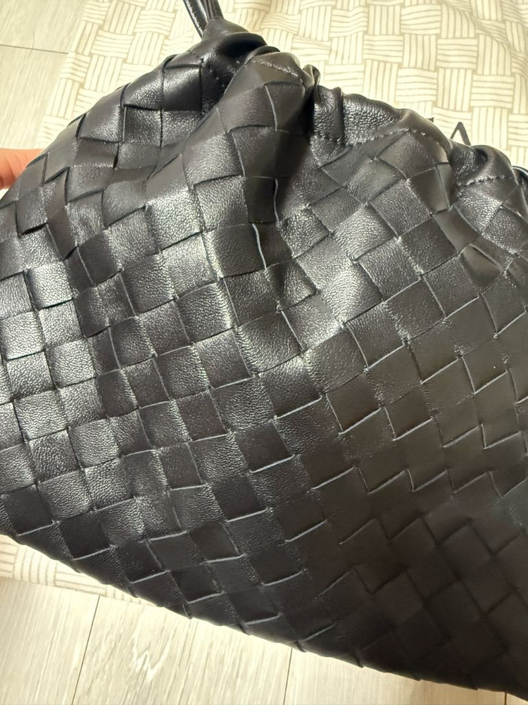 보테가 베네타 파우치백 미듐 블랙--1