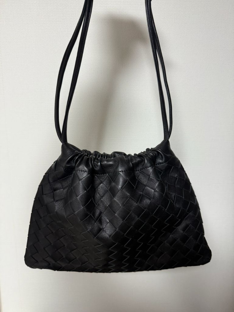 보테가 베네타 파우치백 미듐 블랙--2