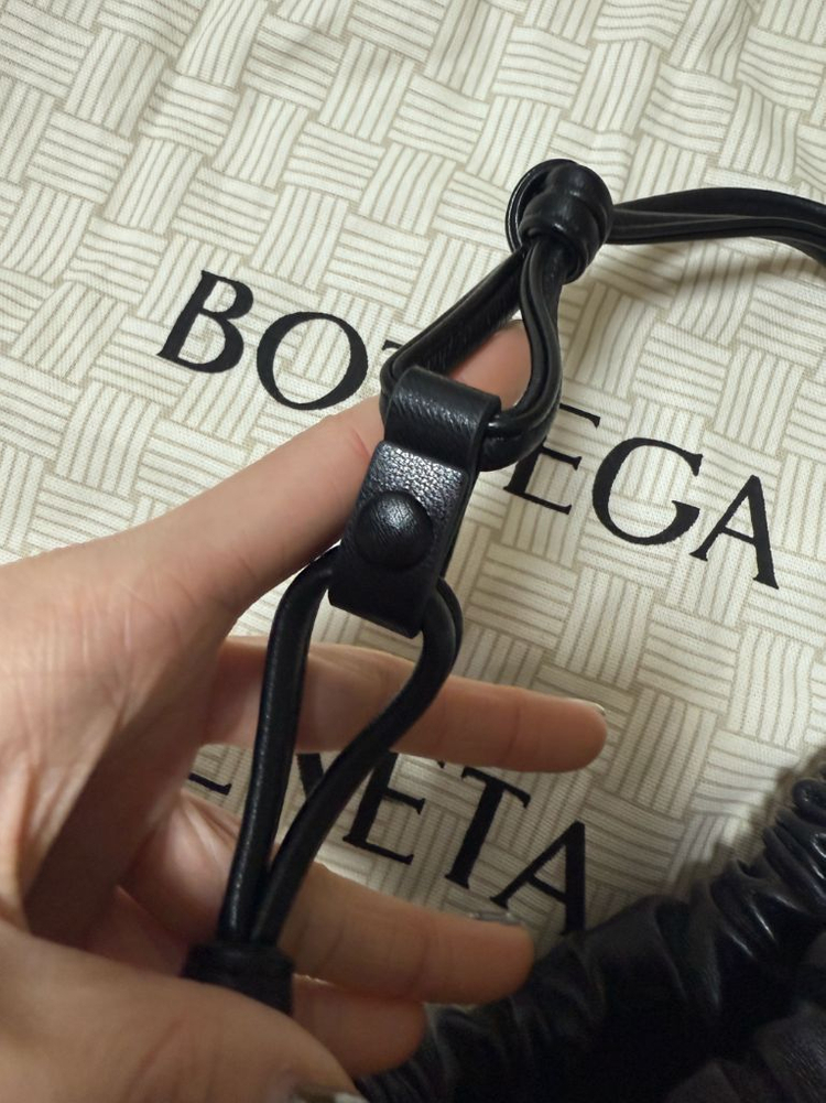 보테가 베네타 파우치백 미듐 블랙--3