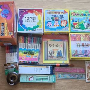 여러가지 문구류. 색종이,색상지, 붓,색종이, 테이프,자, 펜, 샤프 등