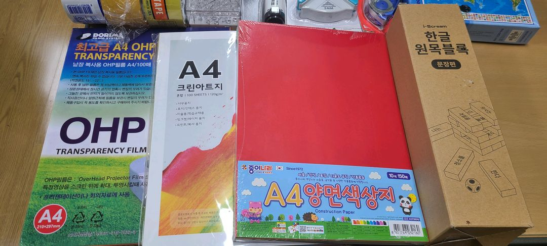 여러가지 문구류. 색종이,색상지, 붓,색종이, 테이프,자, 펜, 샤프 등--3