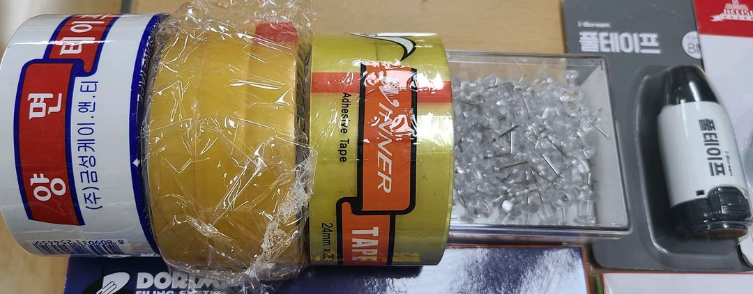 여러가지 문구류. 색종이,색상지, 붓,색종이, 테이프,자, 펜, 샤프 등--5