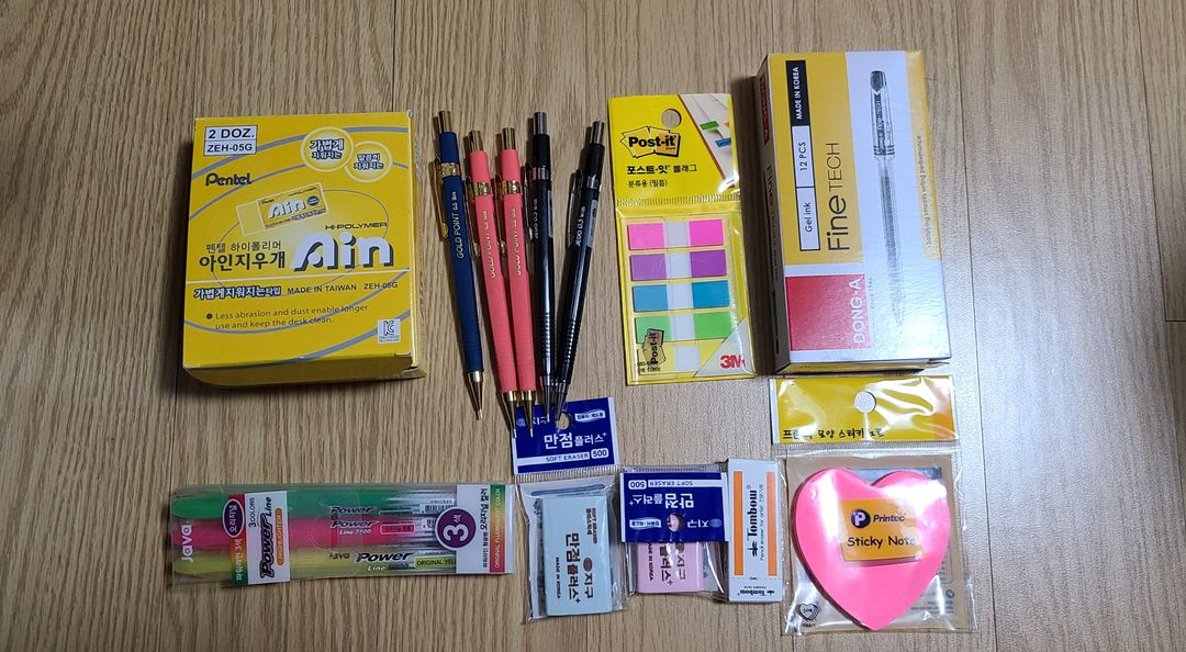 여러가지 문구류. 색종이,색상지, 붓,색종이, 테이프,자, 펜, 샤프 등--6