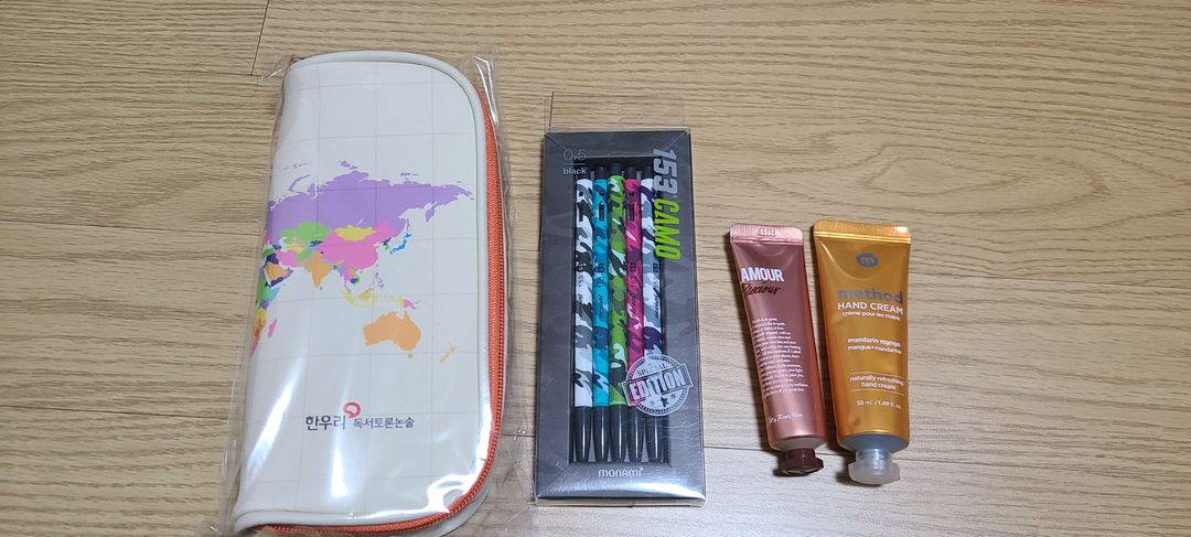 여러가지 문구류. 색종이,색상지, 붓,색종이, 테이프,자, 펜, 샤프 등--7