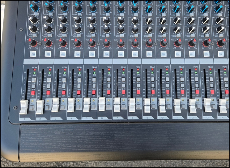 야마하(YAMAHA) MGP24X 24채널 프리미엄 믹싱 콘솔 이미지