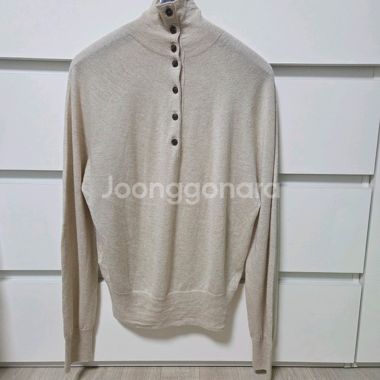 더캐시미어 캐시미어 백 버튼 하이넥 니트 네츄럴 66 랑방 마인 타임 시스템--6