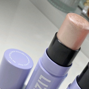 윤곽살리는 하이라이터와 새브러쉬까지 이가격에.