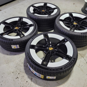 포르쉐 신형 타이칸 터보S 미션E 21인치 순정품휠타이어 한대분 이미지