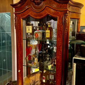 앤틱 장식장 (대) 와 각종 장싣용 술(미개봉)