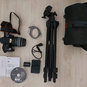 소니 A55V DSLR 카메라 풀세트입니다- 18-55mm 렌즈 포함- 삼각대, 가방, 충전기 등 다양한 액세서리