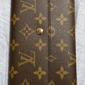 루이비통(Louis Vuitton) 모노그램 캔버스 사라 월릿 장지갑입니다.