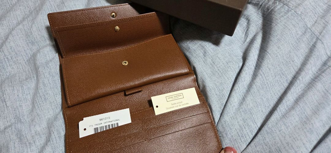 루이비통(Louis Vuitton) 모노그램 캔버스 사라 월릿 장지갑입니다. 이미지