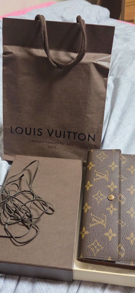 루이비통(Louis Vuitton) 모노그램 캔버스 사라 월릿 장지갑입니다. 이미지