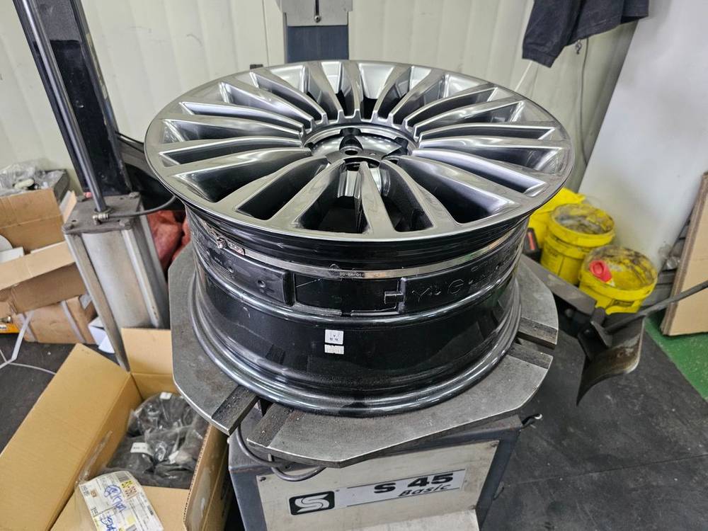 #기아 더K9 19인치 순정 임판급 휠타이어 세트 팝니다.--1