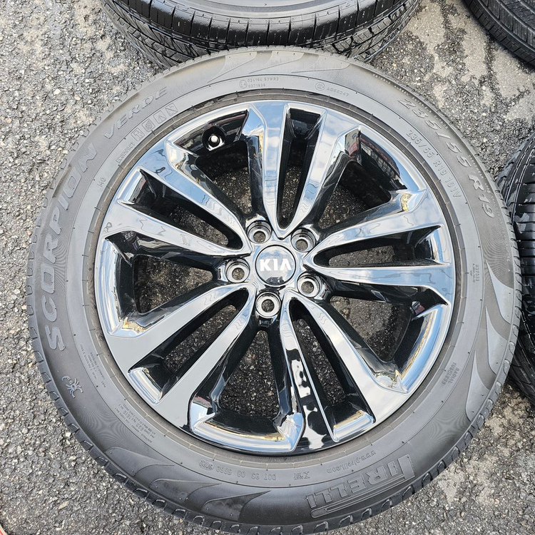 #올뉴 카니발 19인치 순정 블랙유광 휠타이어세트 팝니다.235 55 19--1