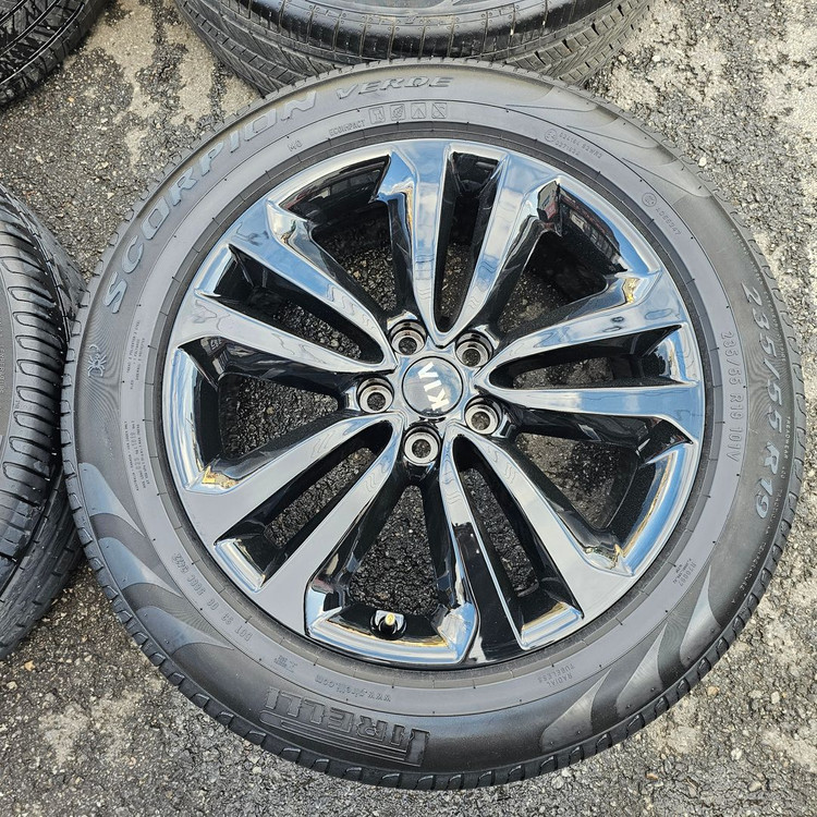 #올뉴 카니발 19인치 순정 블랙유광 휠타이어세트 팝니다.235 55 19--4