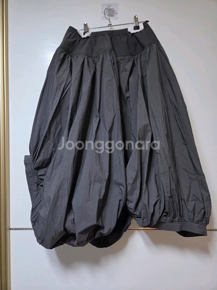 한섬 25fw신상 시스템 언밸런스 벌룬 스커트 55 (새것)--6