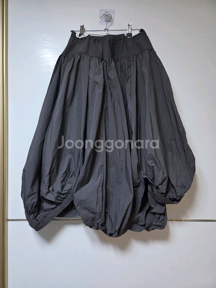 한섬 25fw신상 시스템 언밸런스 벌룬 스커트 55 (새것)--9