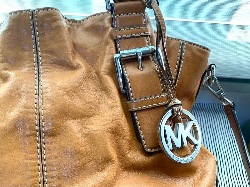 가죽 숄더백 마이클코어스--3