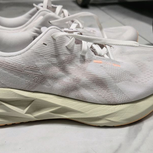 아식스노바블라스트5화이트펀 270 2e사이즈 판매합니다