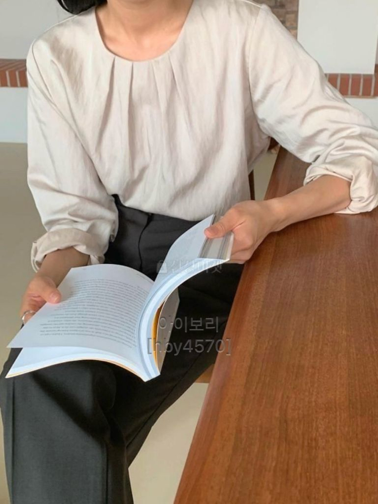 (무료배송) 플리츠 라운드넥 실키 블라우스 베이지 한번 착용--2