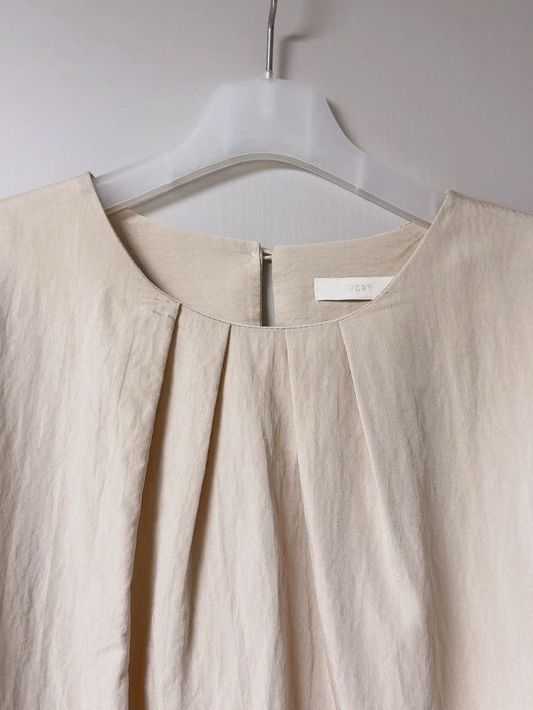 (무료배송) 플리츠 라운드넥 실키 블라우스 베이지 한번 착용--3