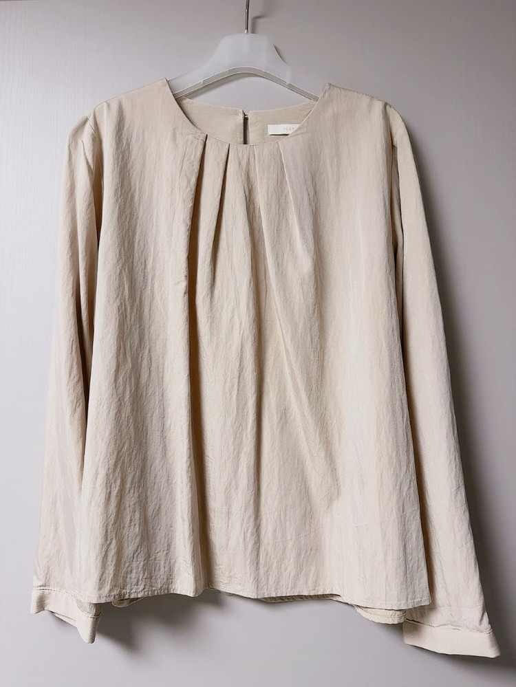 (무료배송) 플리츠 라운드넥 실키 블라우스 베이지 한번 착용--4