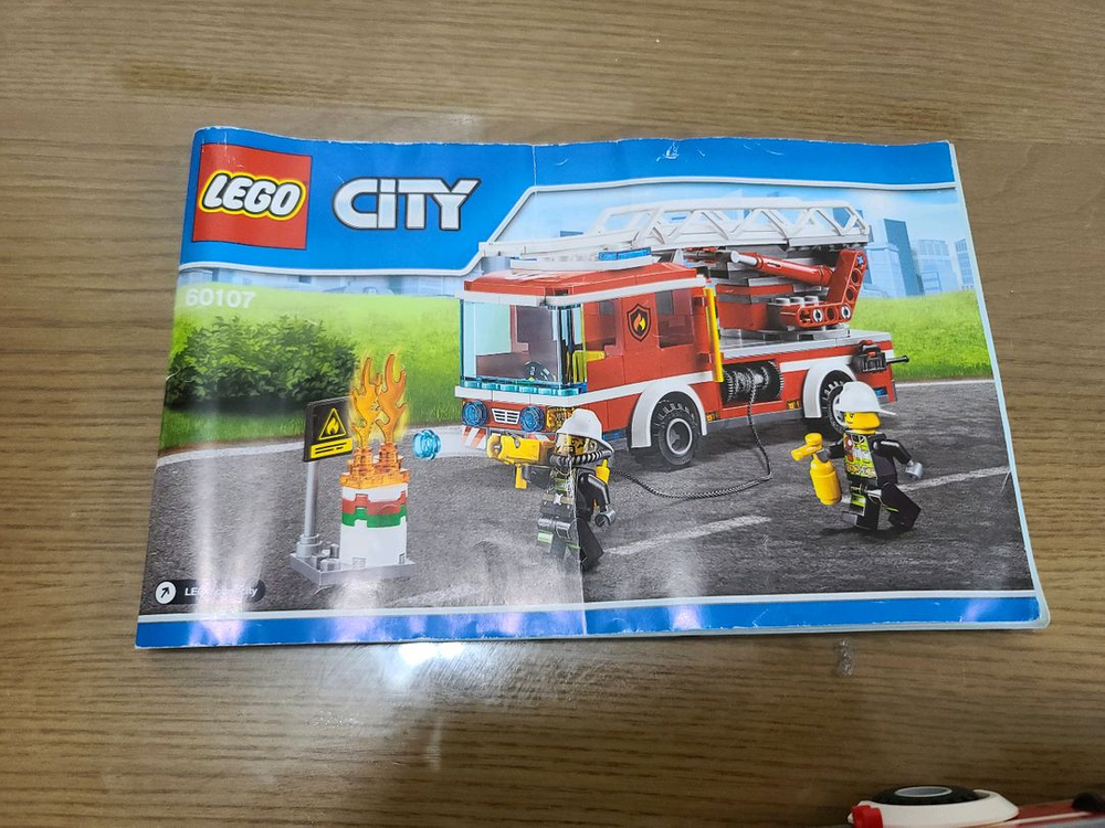 레고시티 60107 사다리 소방차 팔아요--6