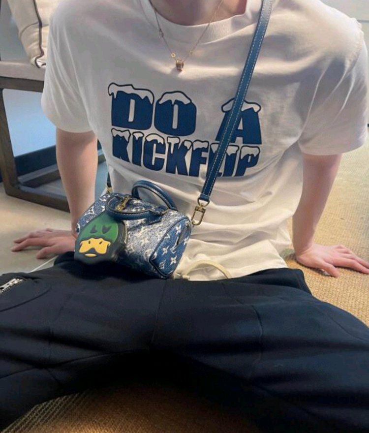 루이비통 킥플립 프린티드 티셔츠 이미지