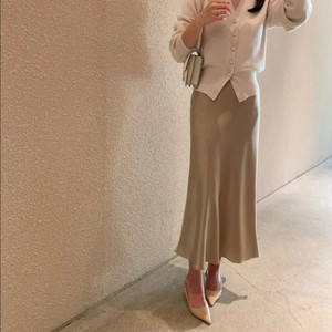 가나다란 글로시 머메이드 새틴 롱 스커트