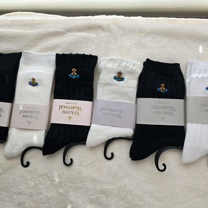 비비안웨스트우드양말 블랙 엔 화이트