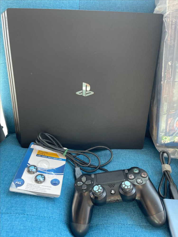 PS4 Pro 1TB 풀박스 + 듀얼쇼크 + 삼성 외장 SSD + 게임타이틀 9개--2