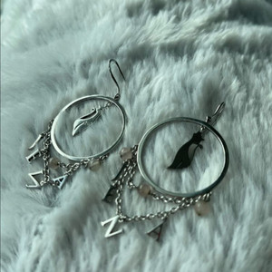 J.ESTINA 제이에스티나 레터링 고양이 링 귀걸이 이미지