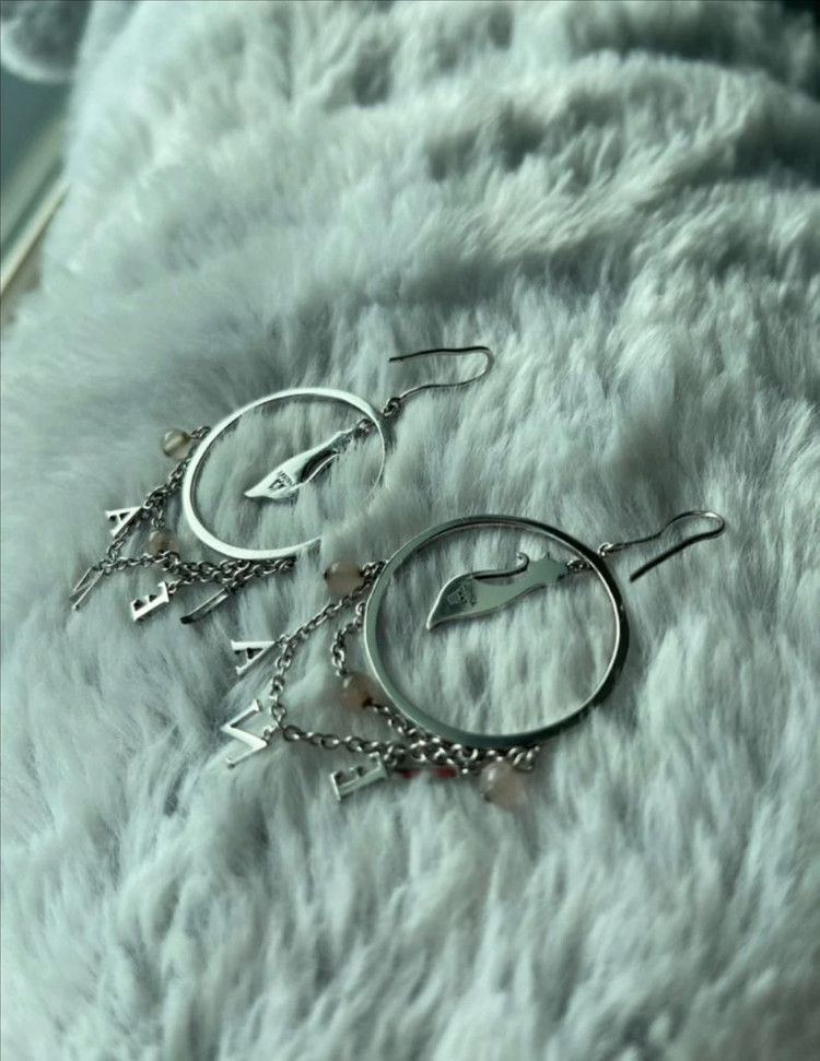 J.ESTINA 제이에스티나 레터링 고양이 링 귀걸이 이미지