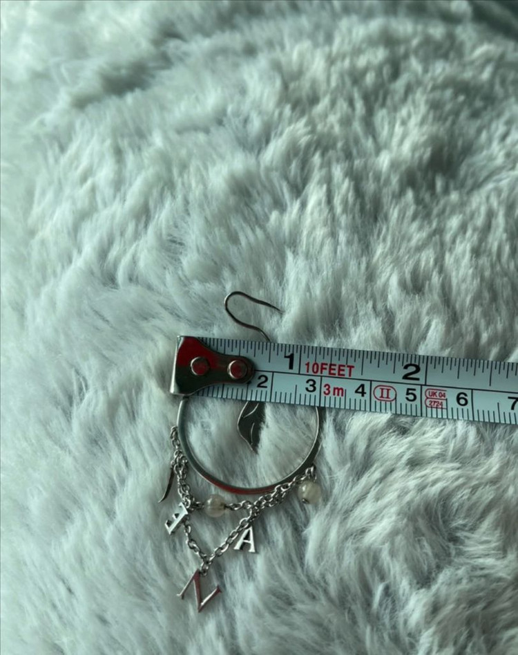 J.ESTINA 제이에스티나 레터링 고양이 링 귀걸이 이미지