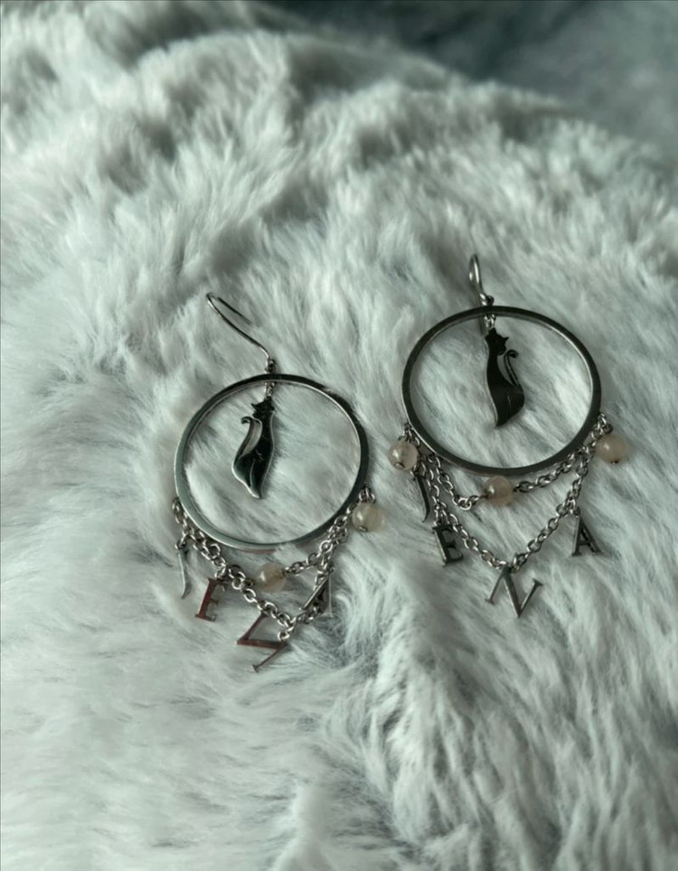 J.ESTINA 제이에스티나 레터링 고양이 링 귀걸이 이미지