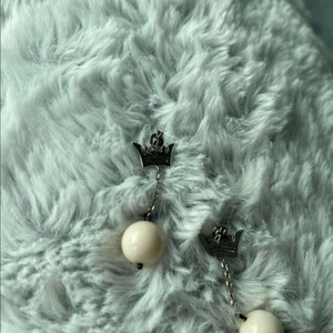 J.ESTINA 제이에스티나 왕관 볼 드롭 귀걸이 이미지