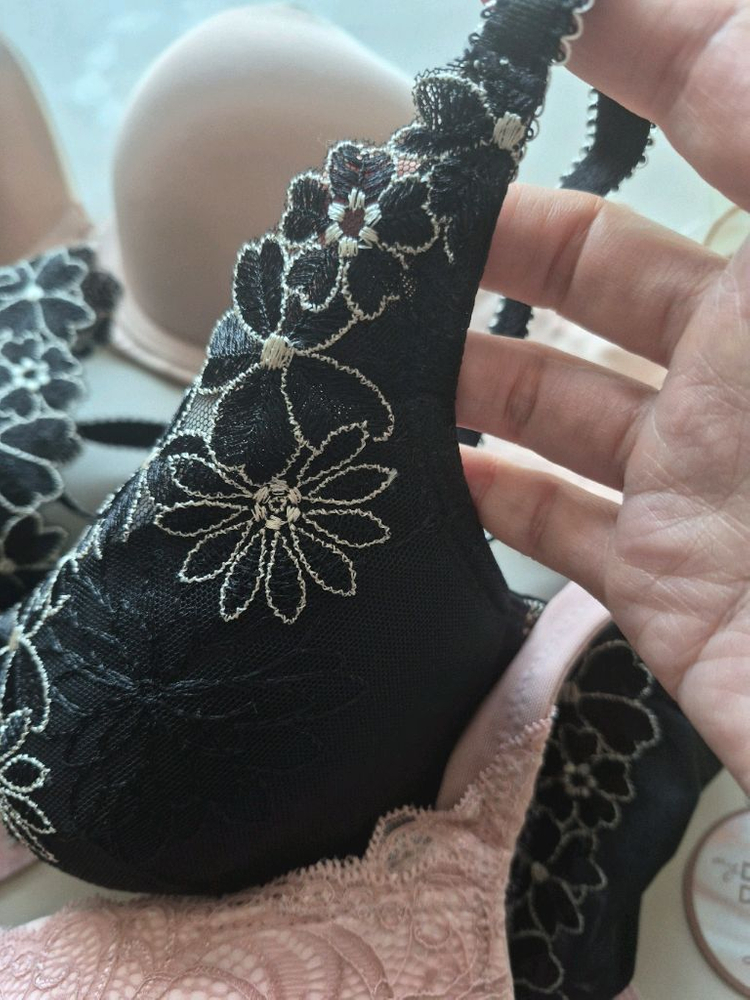 트라이엄프 무빙오일패드 브라 75C 이미지