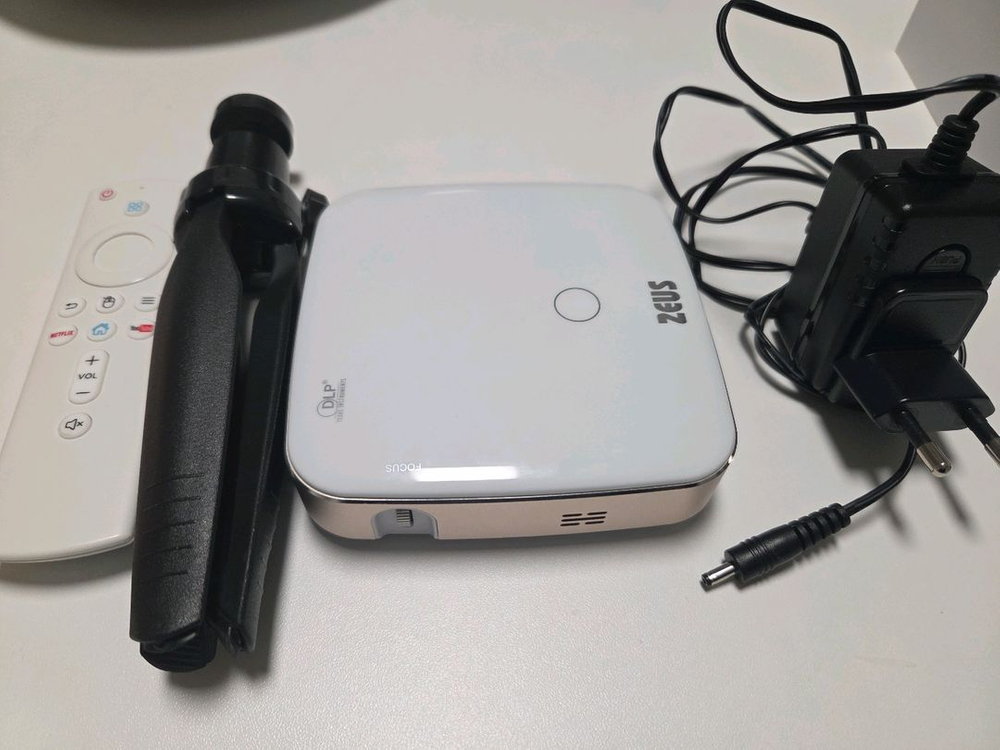 저스 미니빔(A900) 프로젝터 화이트--1