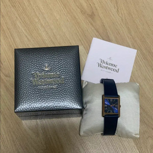 비비안웨스트우드 가죽 시계