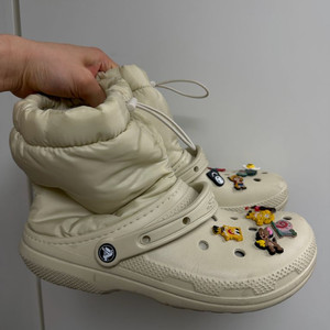 크록스 털 부츠 280 사이즈10 us 사이즈지비츠랑 다같이 붙어있는상태로 판매해요사진찍고는 절대 안신습니다